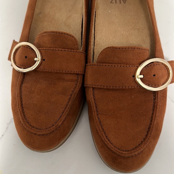Naturalizer women’s brown suede like loafers - Picture 3 of 8